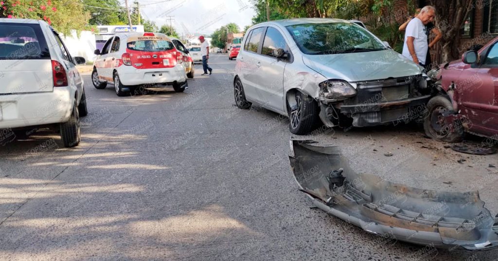 Aparatosa carambola de cuatro vehículos sacude la colonia Chapultepec