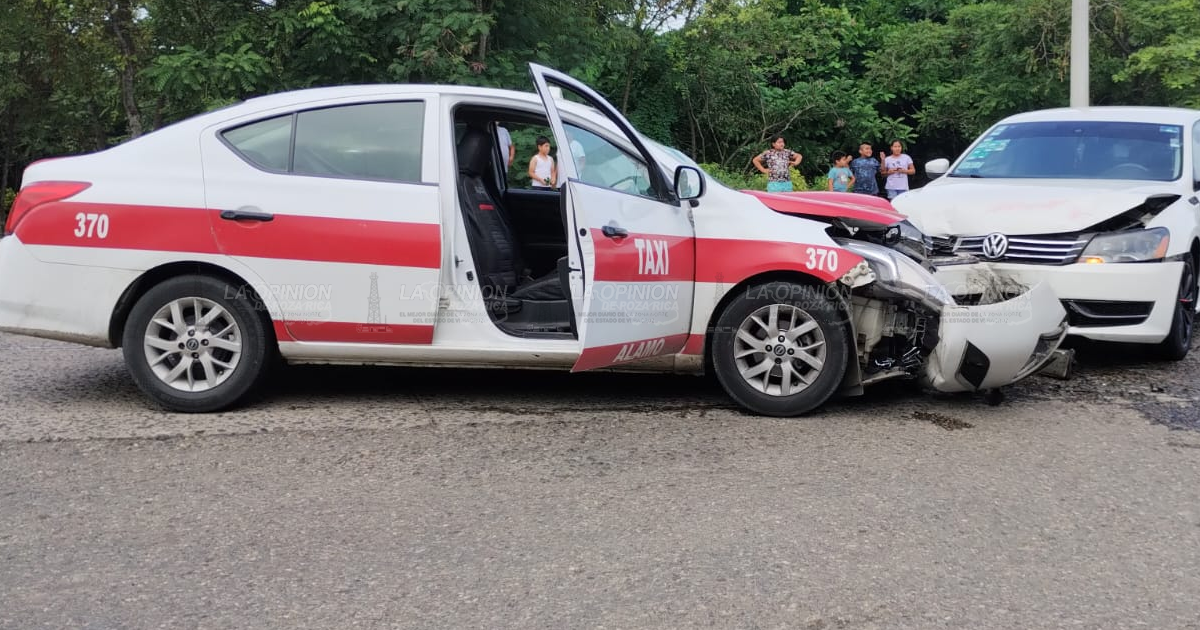 Aparatoso choque deja dos vehículos con pérdida total en la carretera Tihuatlán–Poza Rica