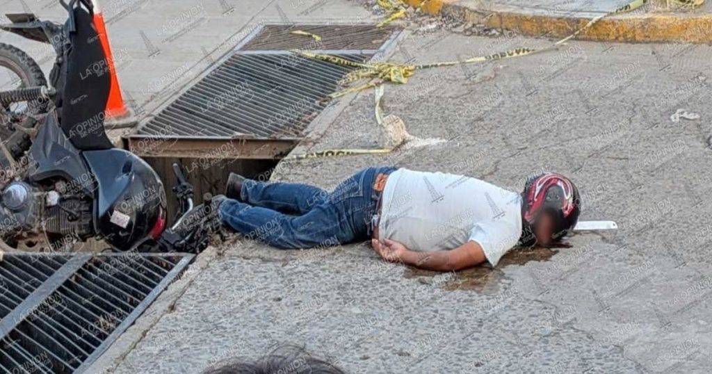 Motociclista lesionado tras caer en alcantarilla Motociclista lesionado tras caer en alcantarilla