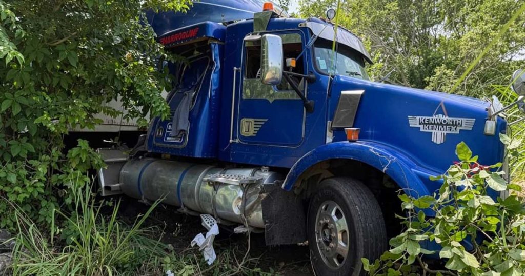 Choque entre tractocamión y camioneta deja tres lesionados en Paso del Toro Choque entre tractocamión y camioneta deja tres lesionados en Paso del Toro