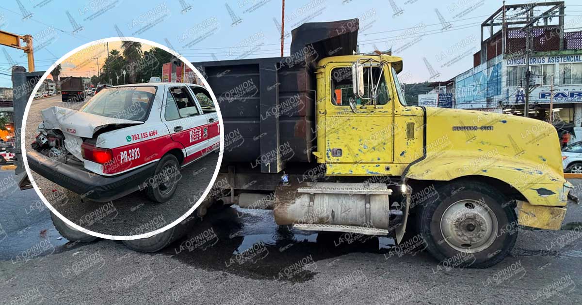 Choque por alcance entre tractocamión y taxi deja daños materiales en la colonia Petromex