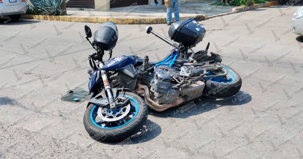 Motopatrullero sale proyectado tras aparatoso choque con camioneta Motopatrullero sale proyectado tras aparatoso choque con camioneta