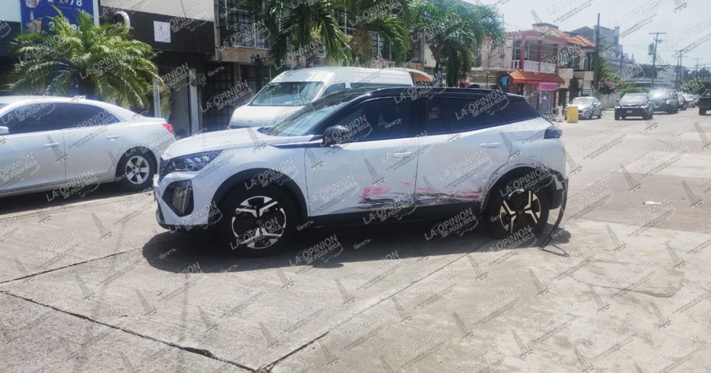 Choque entre dos camionetas deja cuantiosos daños en la colonia Cazones de Poza Rica Choque entre dos camionetas deja cuantiosos daños en la colonia Cazones de Poza Rica
