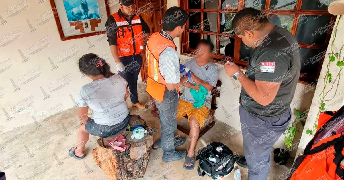 Pareja motorizada cae a un hueco Pareja motorizada cae a un hueco
