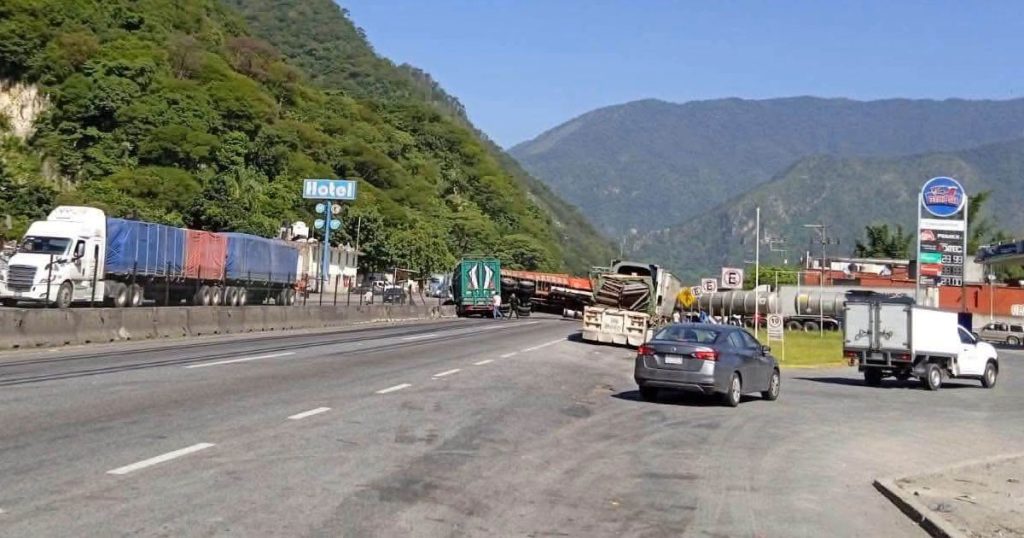 Carambola de tractocamiones paraliza la autopista Orizaba–Puebla Carambola de tractocamiones paraliza la autopista Orizaba–Puebla
