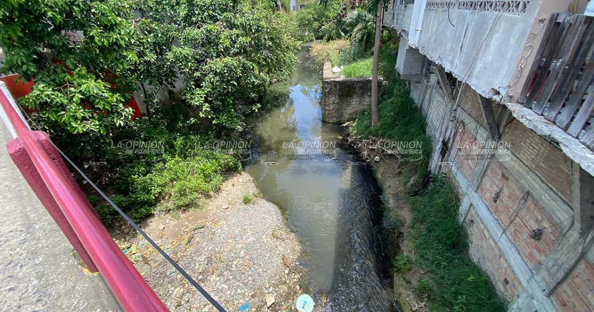 Exhorta Ayuntamiento a no tirar basura en arroyos para prevenir inundaciones