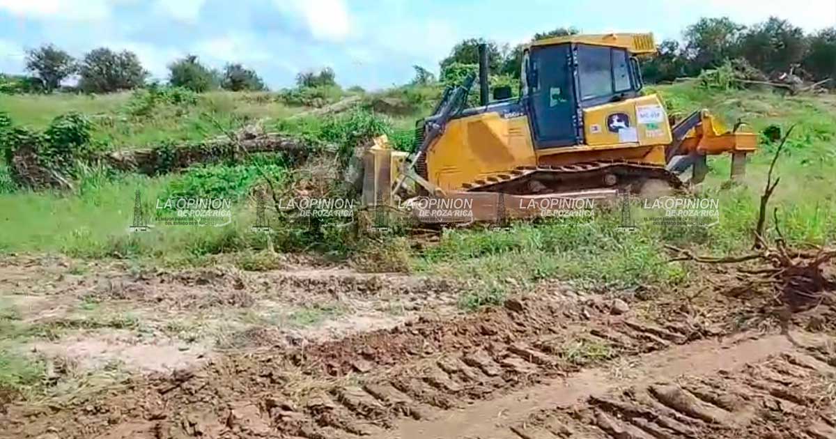 RETIRAN ESCOMBROS DE PARCELAS CON BULLDOZER