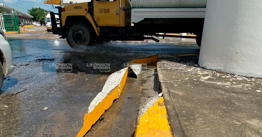Revienta línea de CAEV y genera mega fuga de agua
