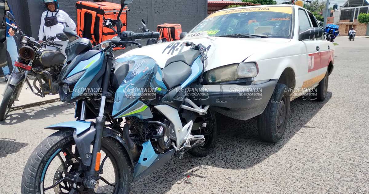 Choque entre taxi y motocicleta moviliza a Tránsito