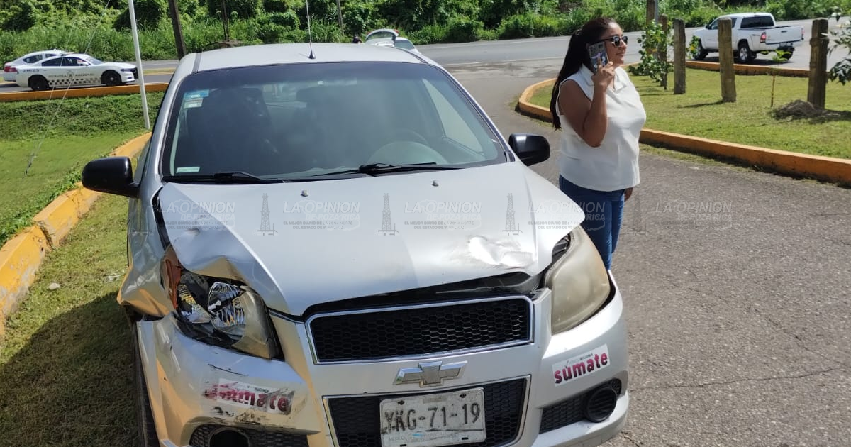 Falta de precaución provoca choque en el acceso a Tihuatlán; Guardia Nacional atiende el percance