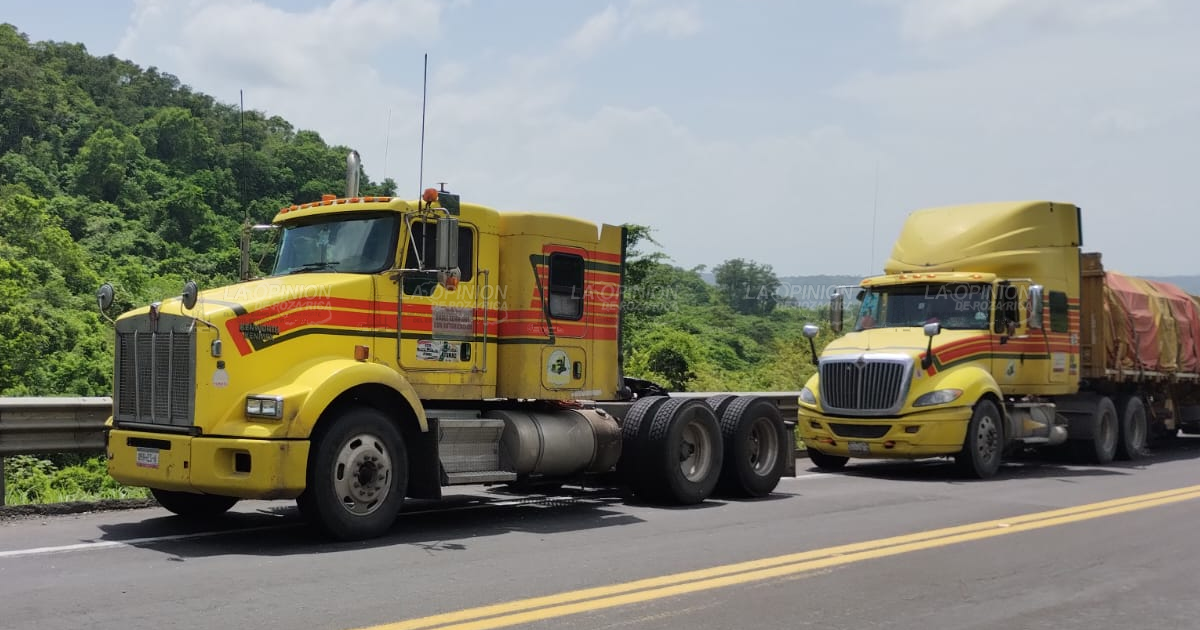 Choque entre camión de producción y tractocamión