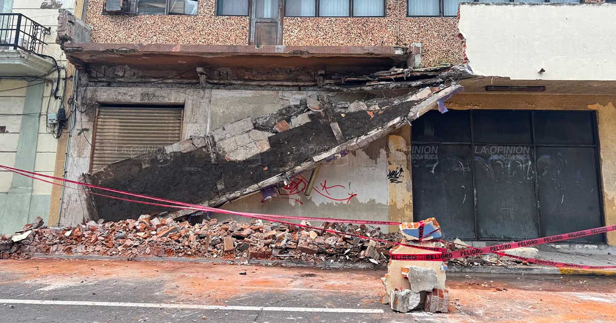 Se desploma balcón de edificio abandonado en Centro Histórico