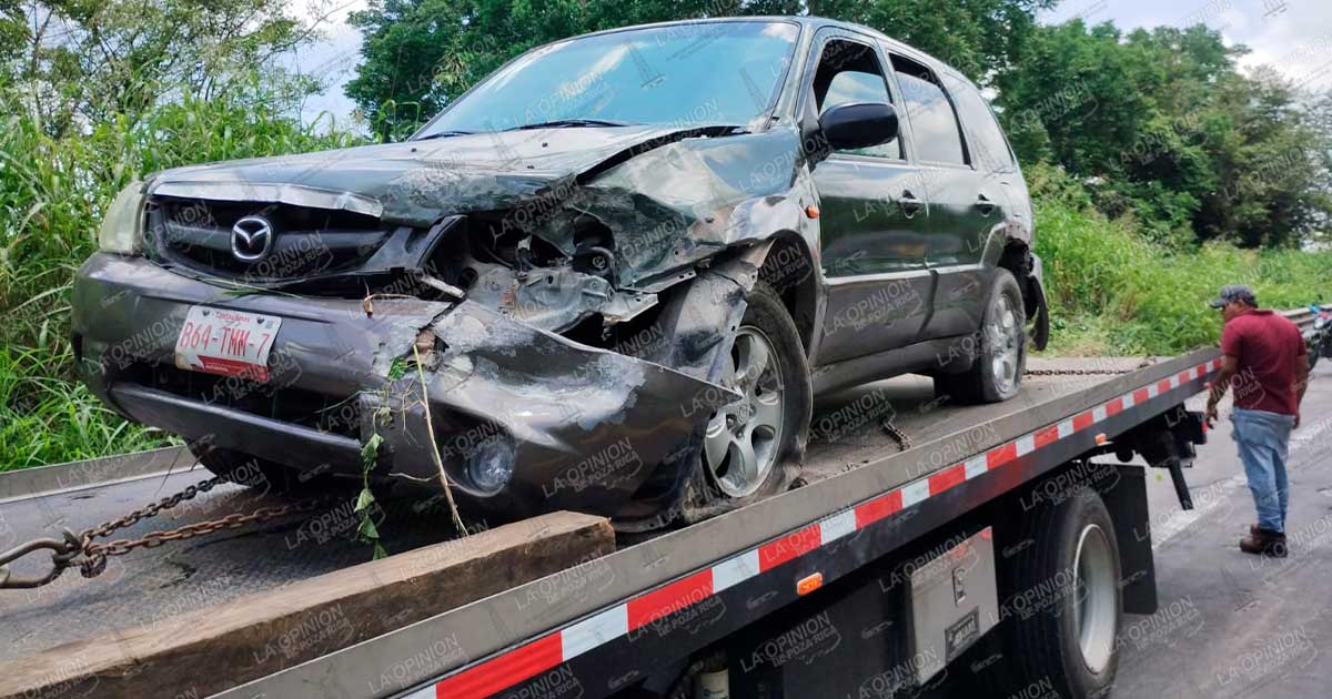 Revienta llanta y vuelca camioneta en carretera Tihuatlán-Totomoxle
