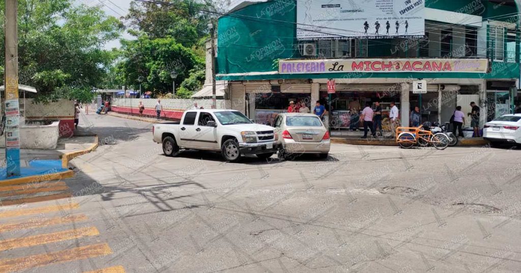 Choque frente al Hospital Regional de Pemex provoca caos vial