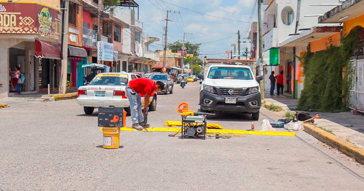 Instalan topes peatonales y reductores de velocidad para reforzar la seguridad vial