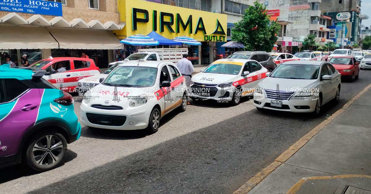 Choque por alcance entre taxis genera tráfico en el bulevar Ruiz Cortines
