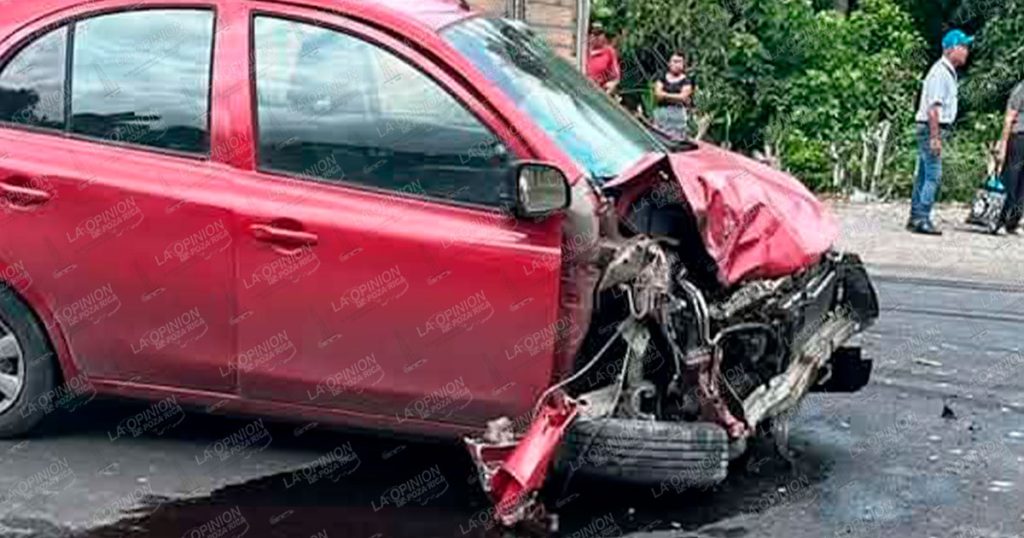 Tráiler impacta un auto y termina contra vivienda