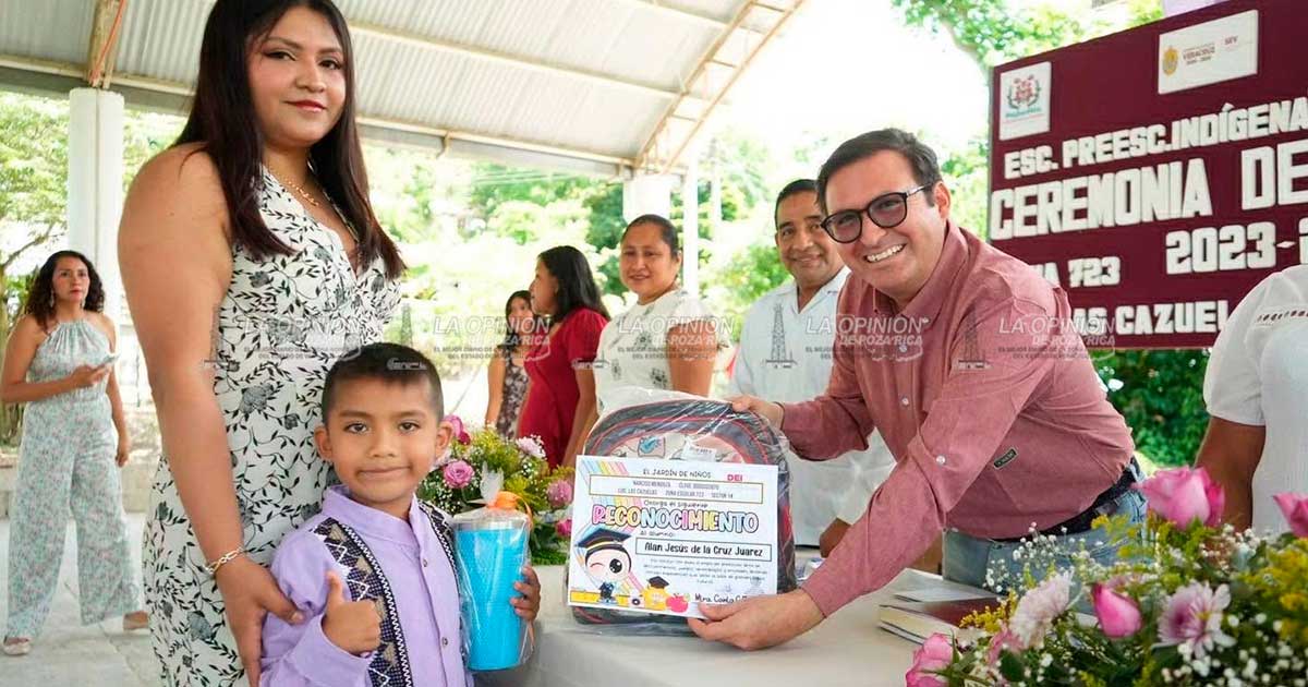 GONZALO FLORES APADRINA A PEQUES