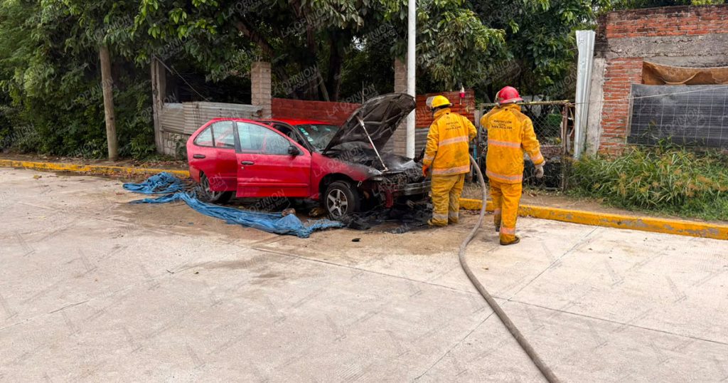 Incendio consume automóvil abandonado en la colonia La Ceiba