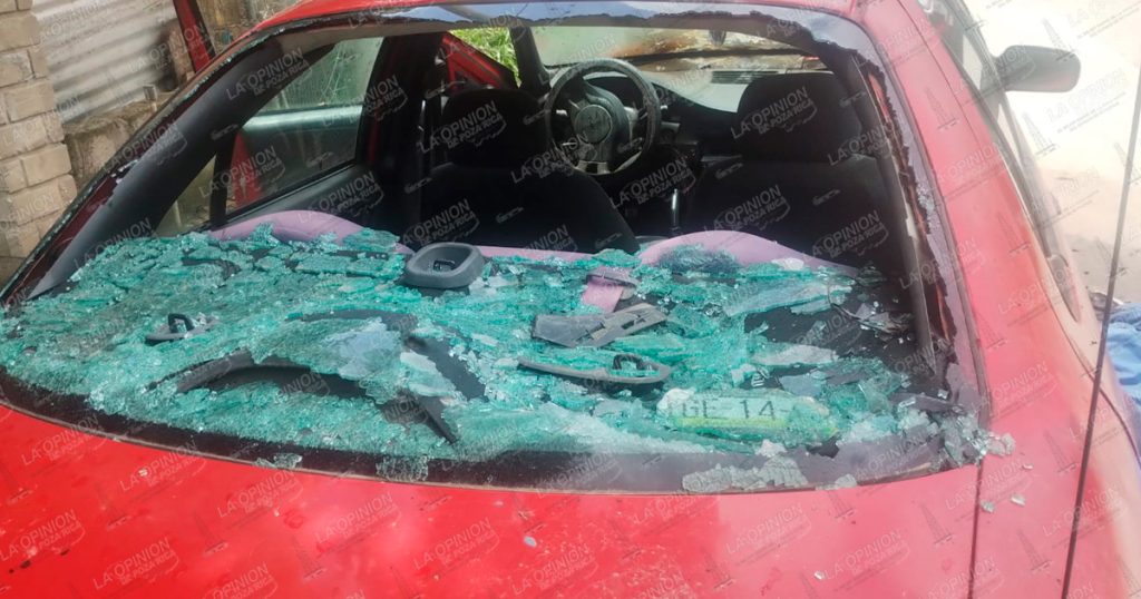 Incendio consume automóvil abandonado en la colonia La Ceiba