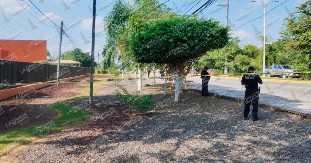 Golpe de calor cobra una vida en plena vía pública de Poza Rica; hombre fallece mientras cambiaba una llanta frente al CRIT Golpe de calor cobra una vida en plena vía pública de Poza Rica; hombre fallece mientras cambiaba una llanta frente al CRIT