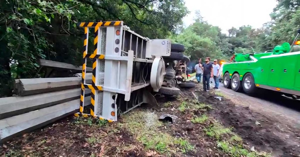 ¡Aplastados tras accidente carretero! ¡Aplastados tras accidente carretero!