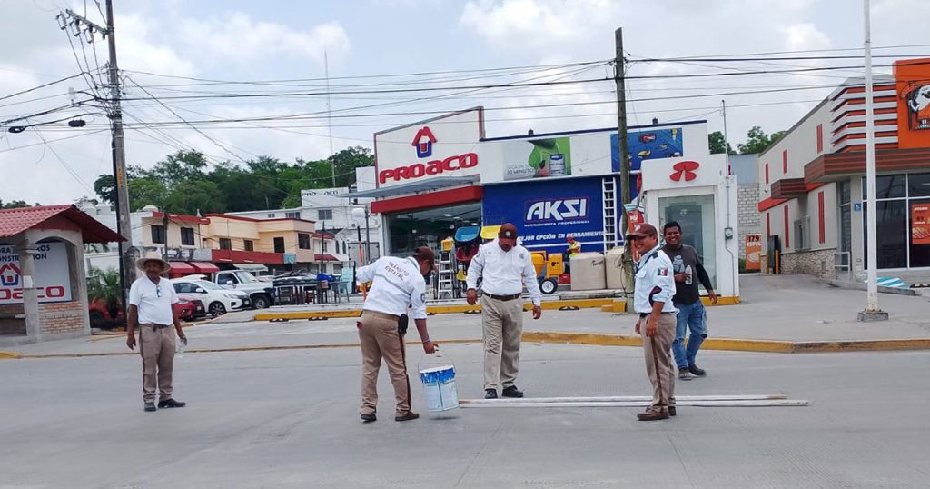Tránsito del Estado refuerza la seguridad vial con trabajos de balizamiento en Coatzintla Tránsito del Estado refuerza la seguridad vial con trabajos de balizamiento en Coatzintla