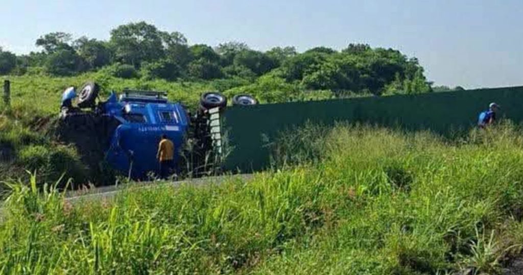 Volcadura de tráiler paraliza la autopista Veracruz–Cardel; habilitan ruta alterna Volcadura de tráiler paraliza la autopista Veracruz–Cardel; habilitan ruta alterna