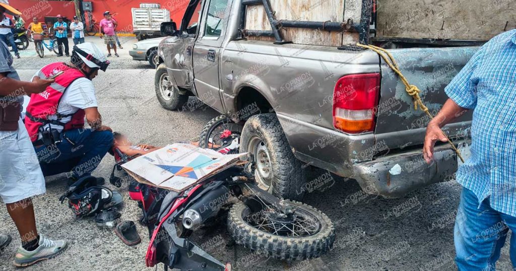 Anciano lesiona a joven motociclista en accidente Anciano lesiona a joven motociclista en accidente