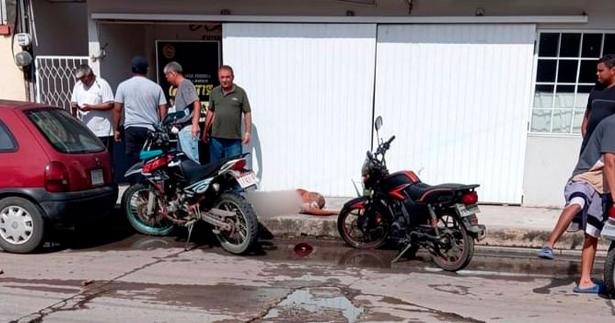 Adulto mayor resulta herido tras caer sobre una banqueta
