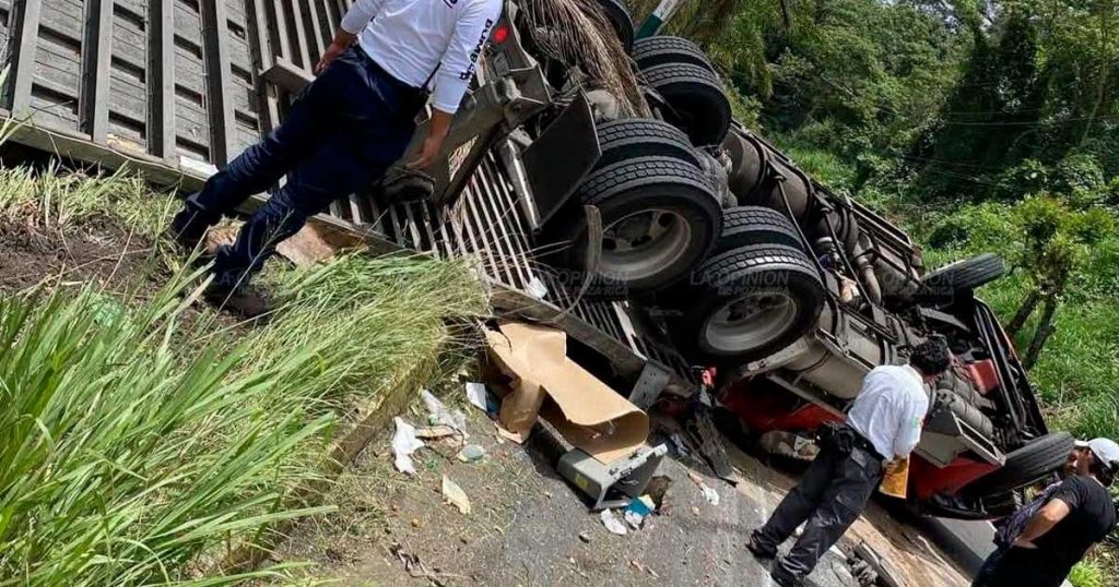Volcadura de tráiler mantiene bloqueada la carretera Xalapa–Coatepec; motociclista resulta lesionado Volcadura de tráiler mantiene bloqueada la carretera Xalapa–Coatepec; motociclista resulta lesionado
