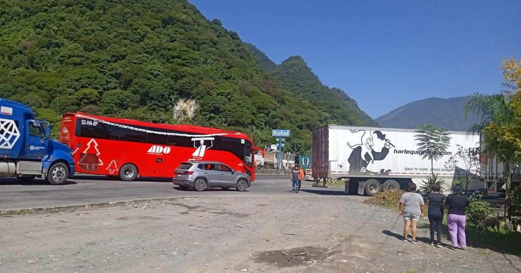 Carambola de tractocamiones paraliza la autopista Orizaba–Puebla Carambola de tractocamiones paraliza la autopista Orizaba–Puebla