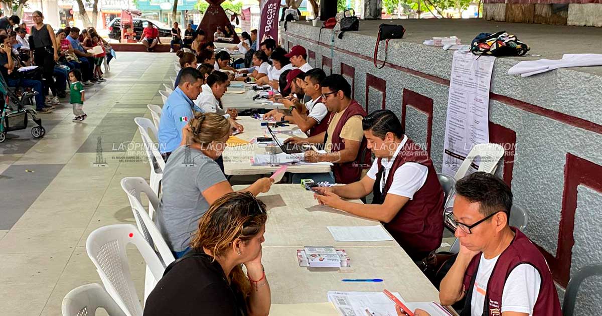Amplían la entrega de tarjetas de la Beca Rita Cetina