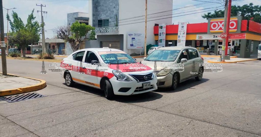 Choque entre automóvil particular y taxi moviliza a Tránsito en la colonia Tepeyac Choque entre automóvil particular y taxi moviliza a Tránsito en la colonia Tepeyac