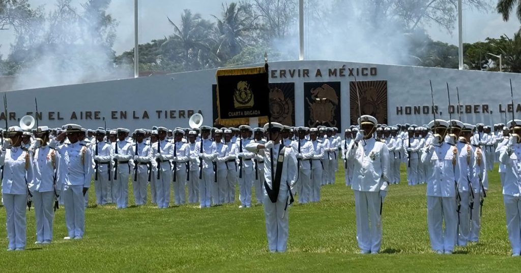 "El honor no es el rango, es la confianza del pueblo": Sheinbaum encabeza graduación en la Naval de Antón Lizardo "El honor no es el rango, es la confianza del pueblo": Sheinbaum encabeza graduación en la Naval de Antón Lizardo