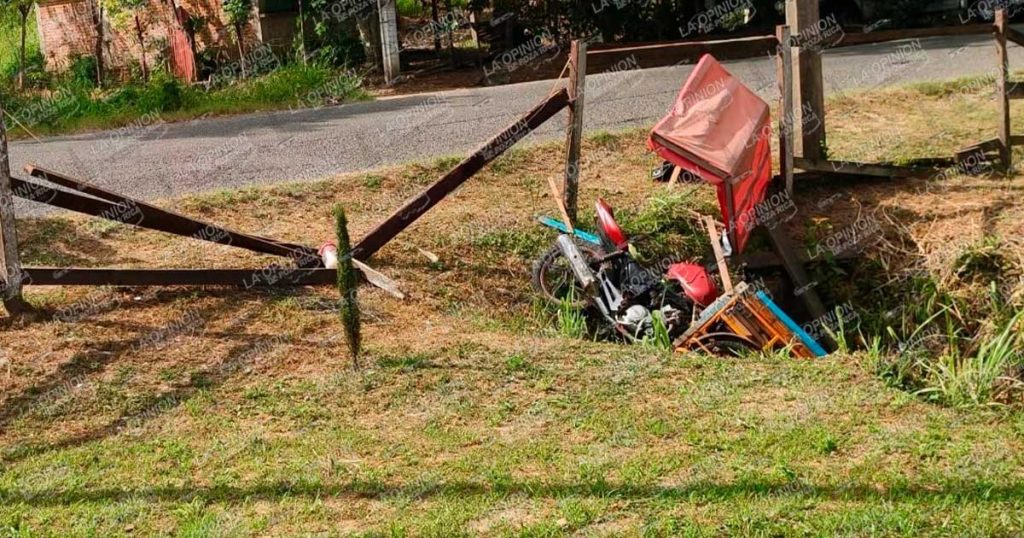 Pareja motorizada cae a un hueco Pareja motorizada cae a un hueco