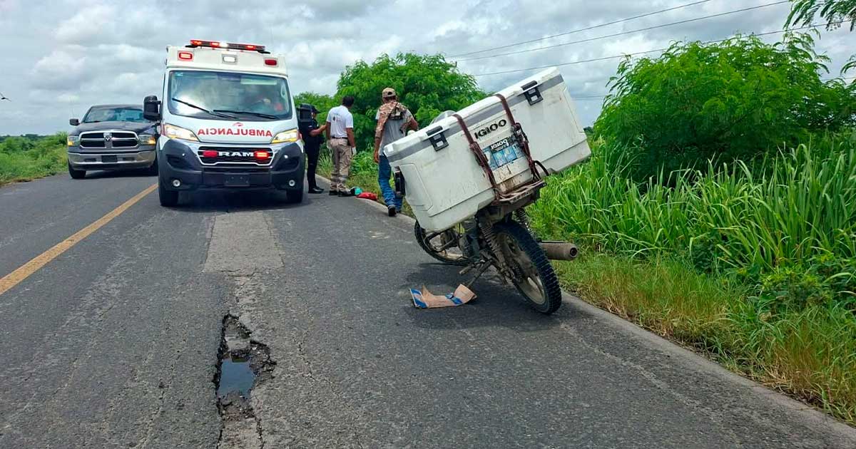 Tráiler arrolla a motociclista y huye; el casco le salva la vida