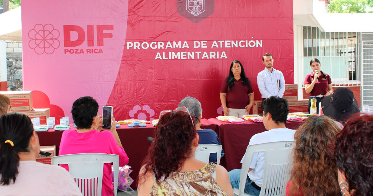 Entregan apoyos alimentarios a familias del CAM 56