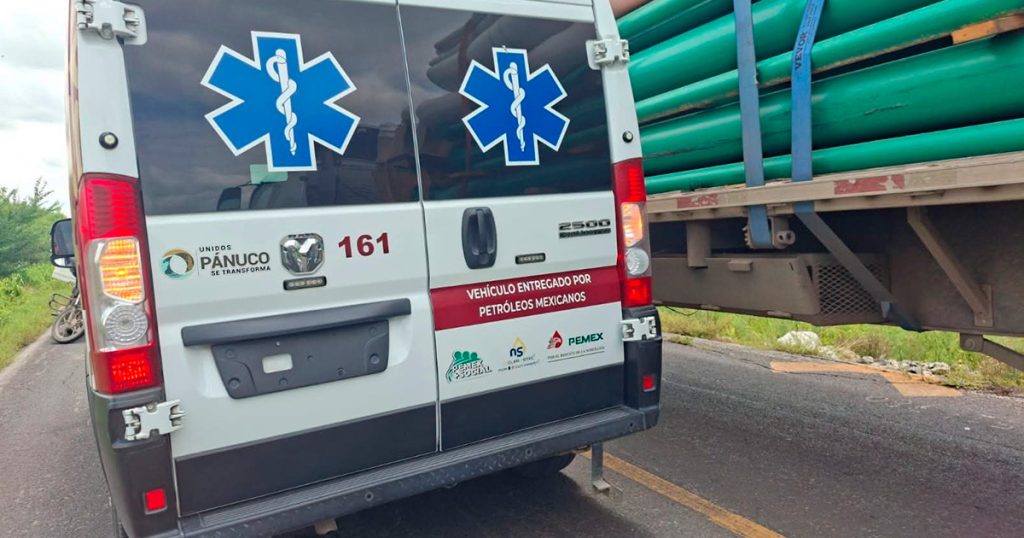 Tráiler arrolla a motociclista y huye; el casco le salva la vida