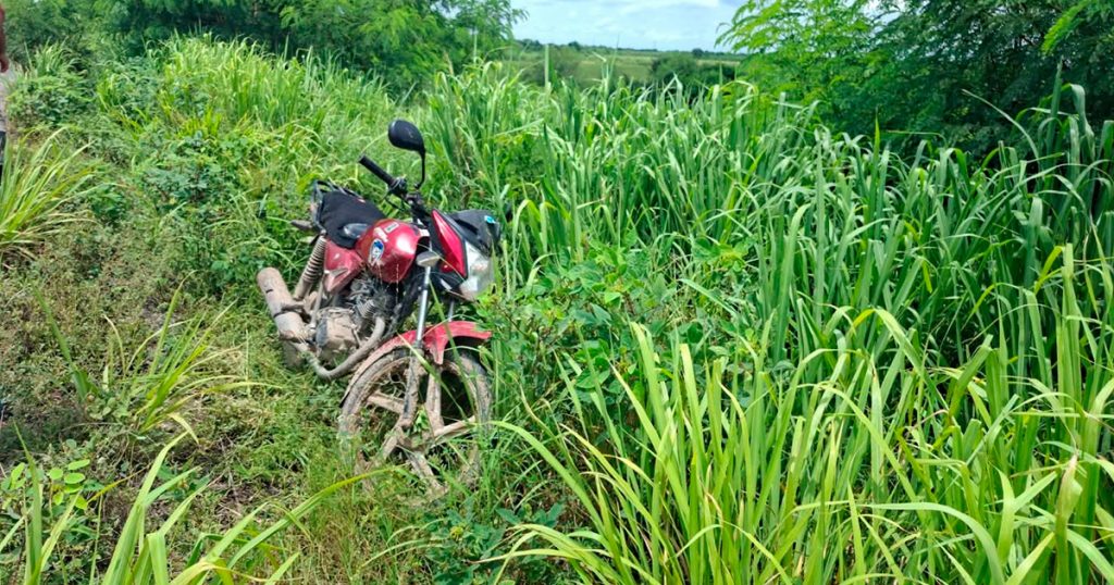 Tráiler arrolla a motociclista y huye; el casco le salva la vida