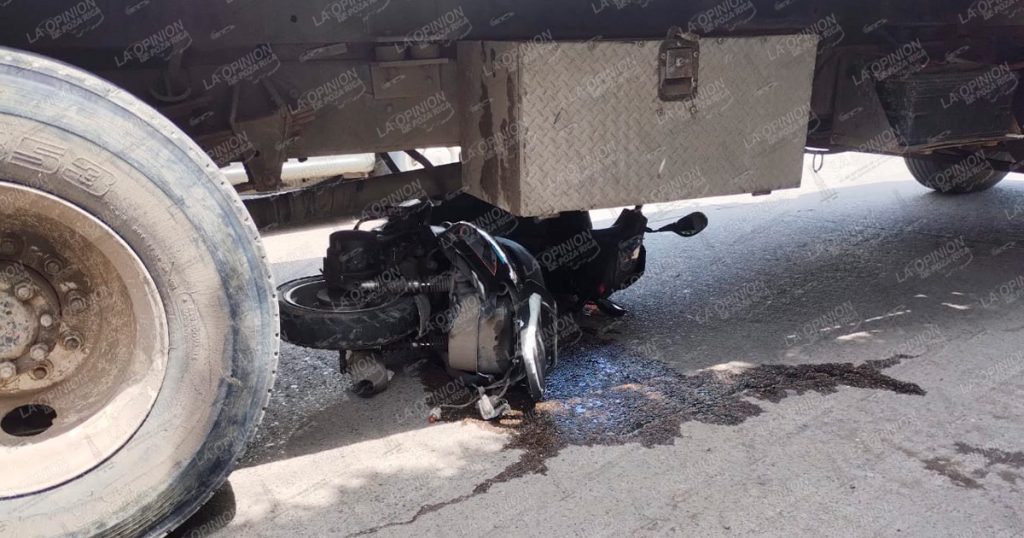 Motociclista termina debajo de una pipa tras accidente