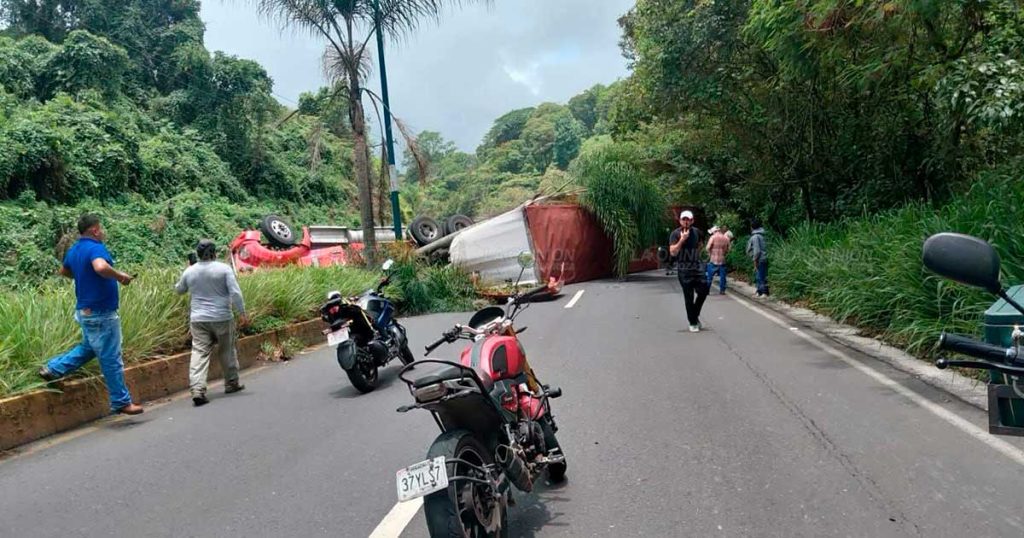 Volcadura de tráiler mantiene bloqueada la carretera Xalapa–Coatepec; motociclista resulta lesionado Volcadura de tráiler mantiene bloqueada la carretera Xalapa–Coatepec; motociclista resulta lesionado