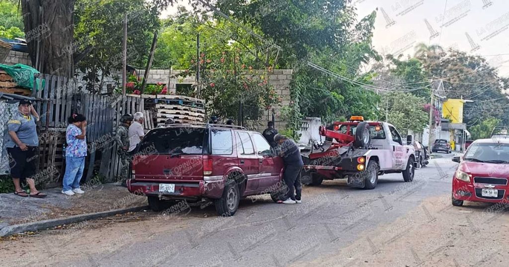 Aseguran camioneta con presunto reporte de robo Aseguran camioneta con presunto reporte de robo