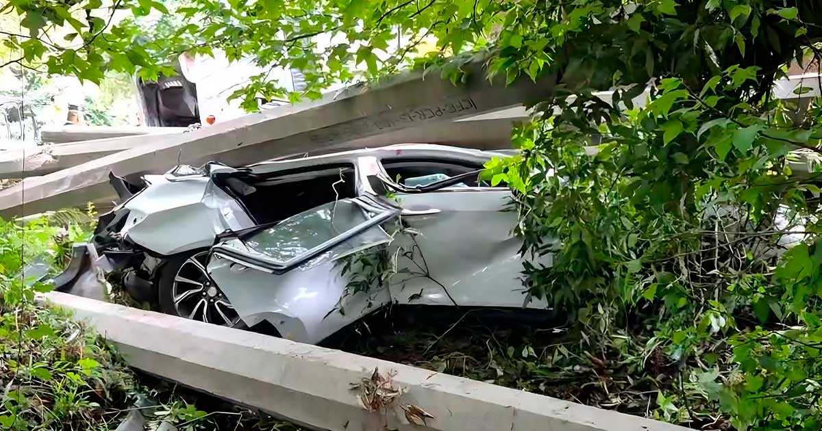 ¡Aplastados tras accidente carretero!