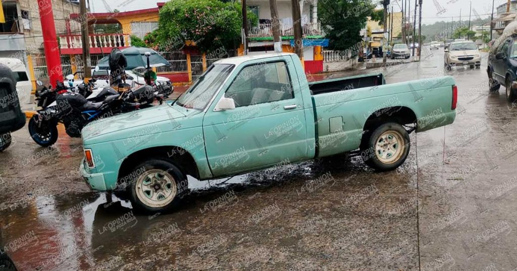 Camioneta se queda sin frenos y se impacta contra un Oxxo en Poza Rica; una mujer resulta lesionada Camioneta se queda sin frenos y se impacta contra un Oxxo en Poza Rica; una mujer resulta lesionada