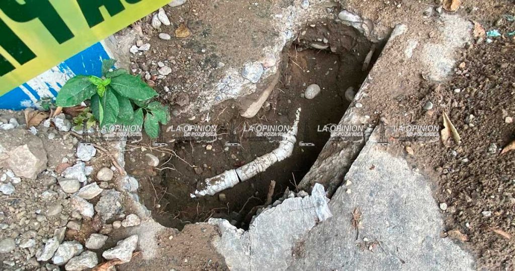Acusan vecinos que CAEV rompe calles por fugas y no rehabilita Acusan vecinos que CAEV rompe calles por fugas y no rehabilita