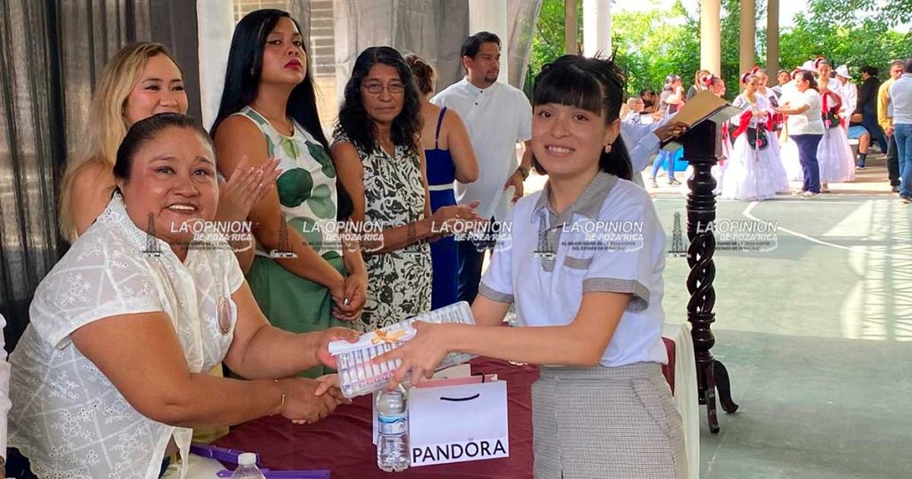 Reconocen aprovechamiento de alumnos en la Técnica 75 Reconocen aprovechamiento de alumnos en la Técnica 75