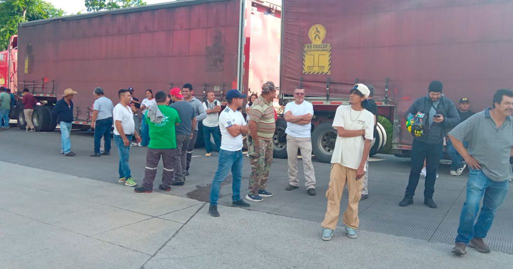 Después de 8 horas, termina bloqueo en la carretera Las Trancas-Coatepec; autoridades acuerdan rehabilitación del tramo Después de 8 horas, termina bloqueo en la carretera Las Trancas-Coatepec; autoridades acuerdan rehabilitación del tramo