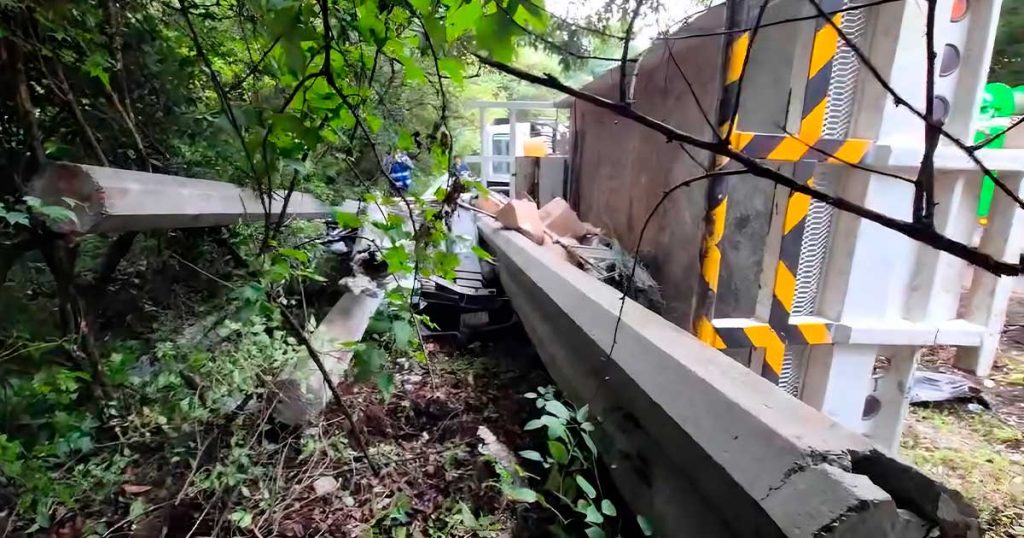 ¡Aplastados tras accidente carretero! ¡Aplastados tras accidente carretero!