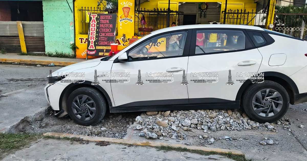 ¡Automovilista cae en obra de bacheo! ¡Automovilista cae en obra de bacheo!